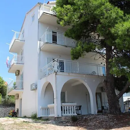 Pine بيت ضيافة Primošten